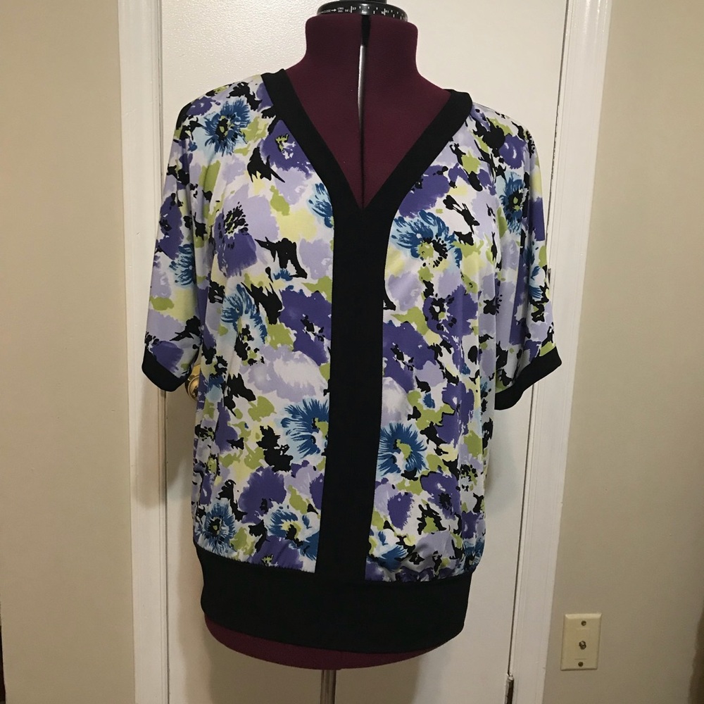 Like new AGB Floral Purple/Green short sleeves V neck Blouse